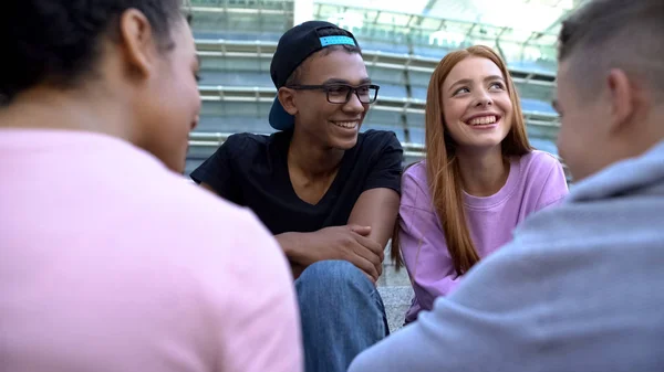 Usmívající Afro Americký Teenager Při Pohledu Krásné Ženy Stranou Komunikace — Stock fotografie