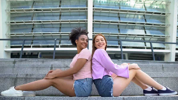 Mujeres Jóvenes Felices Sonriéndose Una Otra Sentadas Aire Libre Amistad — Foto de Stock