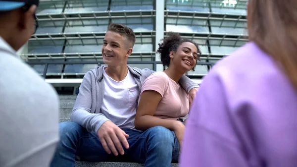 Parejas Adolescentes Hablando Riendo Divirtiéndose Juntas Aire Libre Amistad — Foto de Stock