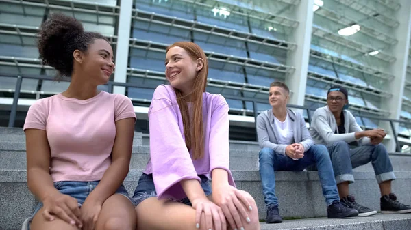Gülümseyen Üniversite Öğrencileri Güzel Sınıf Arkadaşlarının Merdivenlerinde Oturuyor Iletişim Kuruyorlar — Stok fotoğraf