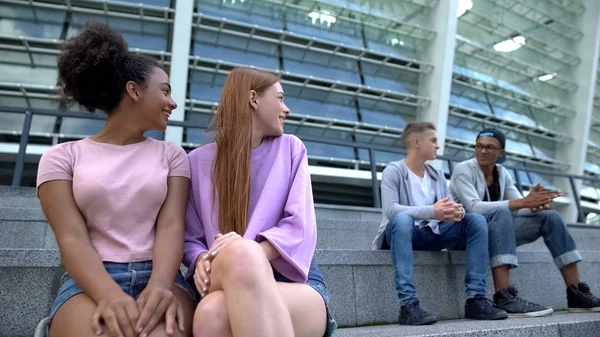 Nastoletnie Nastolatki Patrzą Męskich Studentów Siedzących Schodach Pierwsze Relacje Flirt — Zdjęcie stockowe