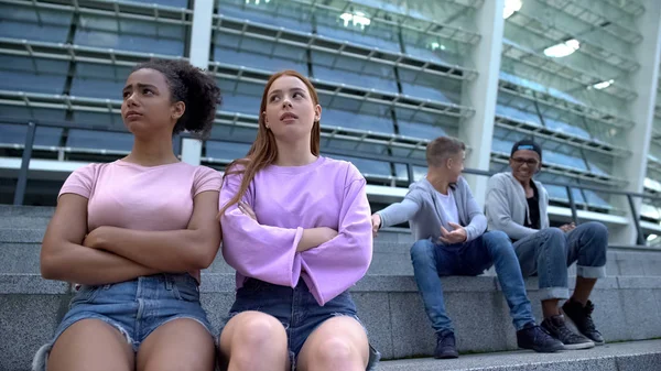Dva Mužští Teenageři Smějí Ženských Spolužáků Sedícího Vedle Sebe Mladí — Stock fotografie