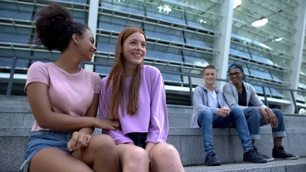 Mannelijke Vrouwelijke Millennials Zoek Naar Elkaar Buiten Eerste Romantische Sympathie — Stockfoto