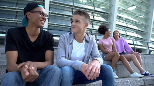 Jovens Sentados Livre Amigos Relaxando Juntos Estudantes Universitários Quebrar — Fotografia de Stock