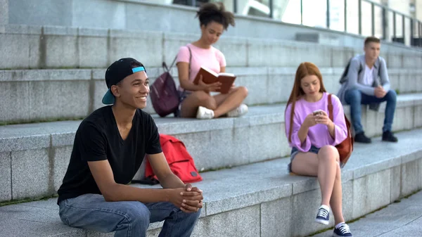 Feliz Estudiante Masculino Sentado Escaleras Del Campus Aire Libre Compañeros — Foto de Stock