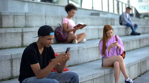 Svart Mannlig Tenåring Med Smarttelefon Utendørs High School Elever Pause – stockfoto