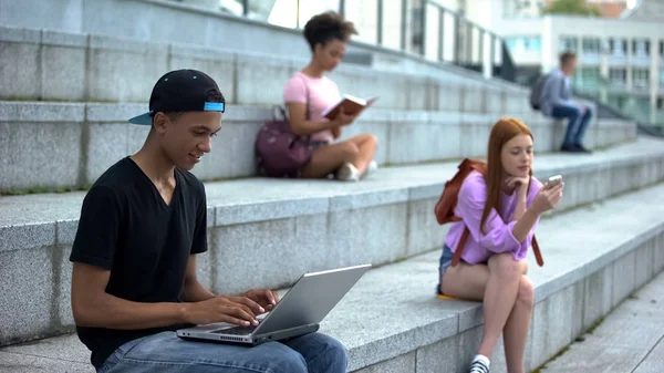Jonge Student Typen Laptop Vergadering Campus Trappen Digitale Generatie Freelance — Stockfoto