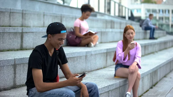 Musta Yliopisto Opiskelija Vieritys Älypuhelin Sosiaaliset Verkostot Gadget Riippuvuus — kuvapankkivalokuva