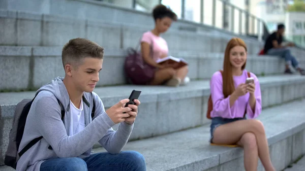 Masculino Adolescente Conversando Smartphone Sentado Lado Colega Classe Comunicação Line — Fotografia de Stock
