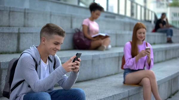 Gelukkige Mannelijke Student Spelen Smartphone Spel Buitenshuis Gadget Verslaving Chatten — Stockfoto