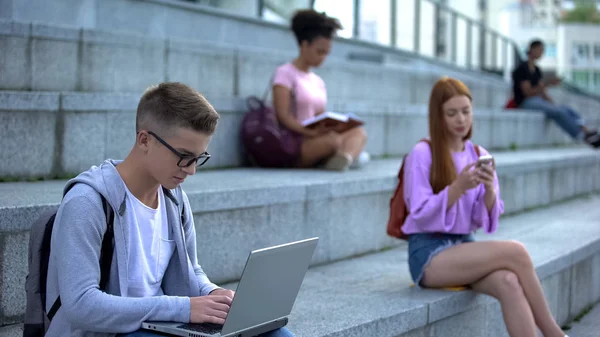 Estudante Universitário Gênio Óculos Trabalhando Laptop Livre Trabalho Hobby — Fotografia de Stock