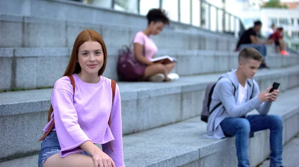 Linda Adolescente Ruiva Sentado Escadas Sorrindo Câmera Troca Estudantes — Fotografia de Stock