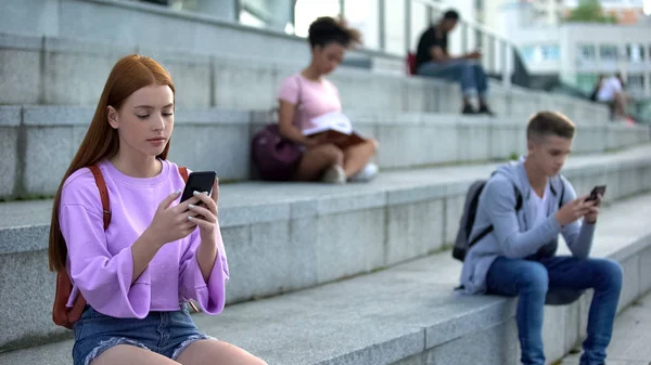 Estudantes Universitários Conversando Por Smartphones Adolescentes Rolando Aplicativo Rede Social — Fotografia de Stock