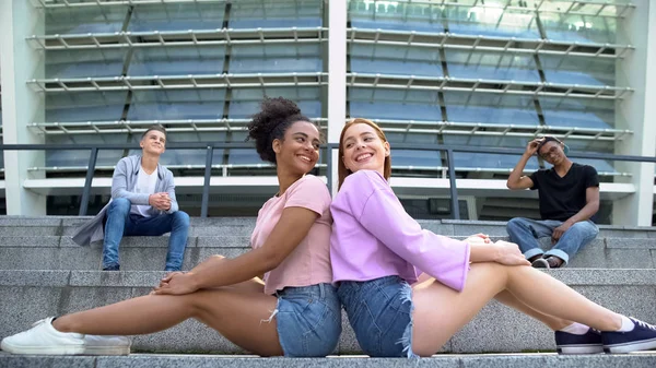 Šťastné Krásné Mladé Ženy Usmívající Navzájem Mužští Teenageři Sedí Schody — Stock fotografie