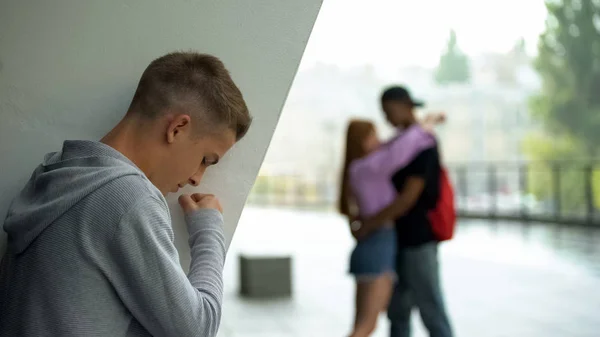 Irritado Estudante Masculino Olhando Para Namorada Abraçando Colega Amor Decepção — Fotografia de Stock
