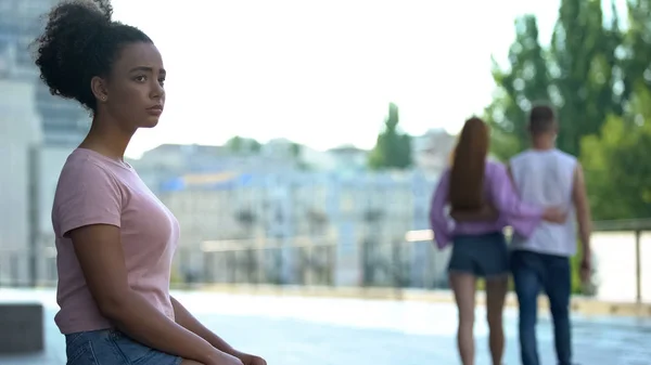 Blandad Ras Kvinnlig Student Känner Sig Ensam Par Kär Promenader — Stockfoto