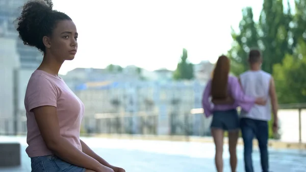 Studentessa Razza Mista Che Sente Sola Coppia Innamorata Che Cammina — Foto Stock