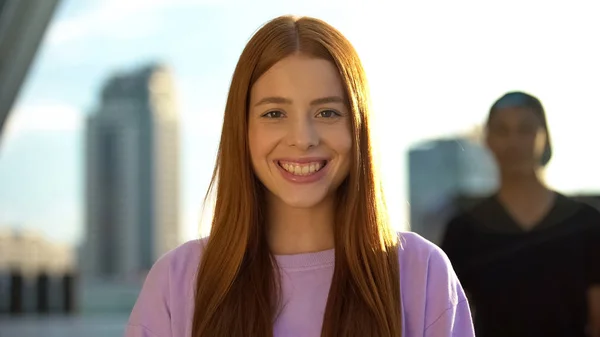 Extremamente Feliz Adolescente Ruiva Sinceramente Sorrindo Câmera Juventude — Fotografia de Stock