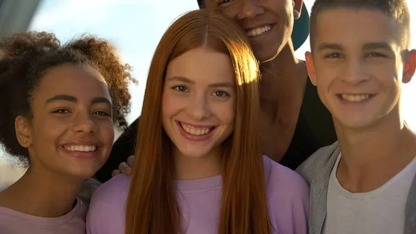 Fröhliche Teenager Umarmen Freundin Lächelnd Die Kamera Jugendliches Wohlbefinden — Stockfoto