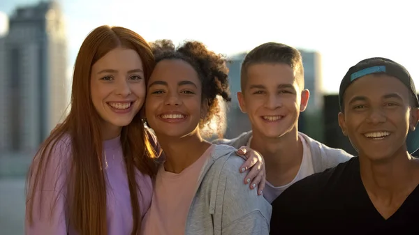 Multirracial Alunos Ensino Médio Sorrindo Câmera Abraçando Amigos Juntos — Fotografia de Stock