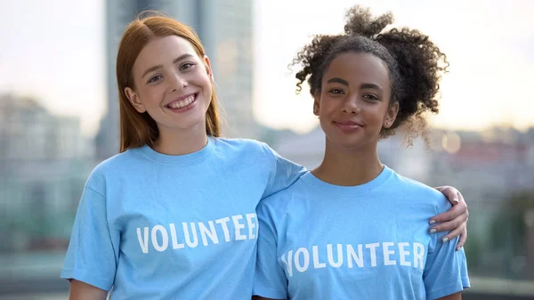 Duas Voluntárias Sorrindo Câmera Programa Caridade Ensino Médio Altruísmo — Fotografia de Stock