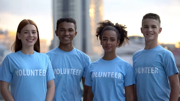 Les Adolescents Souriants Bénévoles Sourient Sincèrement Caméra Projet Aide Internationale — Photo