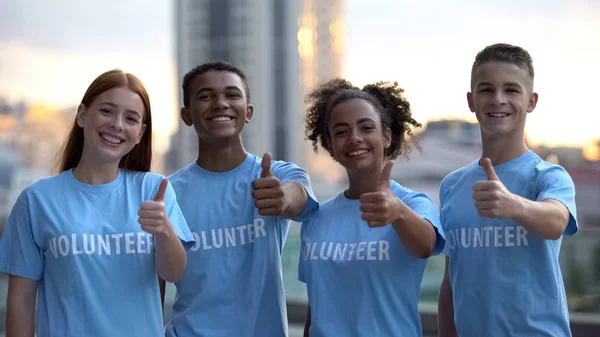 Voluntários Alegres Mostrando Polegares Para Cima Sorrindo Câmera Suporte Internacional — Fotografia de Stock