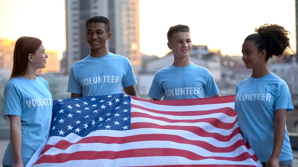 Voluntários Multiétnicos Alegres Segurando Bandeira Americana Projeto Caridade Apoio — Fotografia de Stock