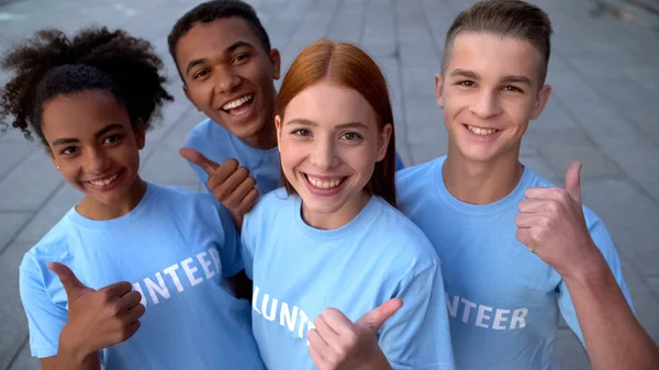 Glückliche Studenten Zeigen Lächelnde Kamera College Freiwilligenlager Pflege — Stockfoto
