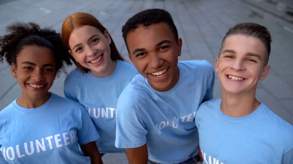 Χαρούμενοι Φοιτητές Μπλουζάκια Εθελοντών Που Αναζητούν Κάμερα Στηρίζουν Την Συντροφικότητα — Φωτογραφία Αρχείου