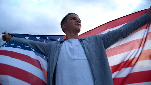 Adolescente Masculino Com Bandeira Americana Enraizamento Para Equipe Favorita Dia — Fotografia de Stock
