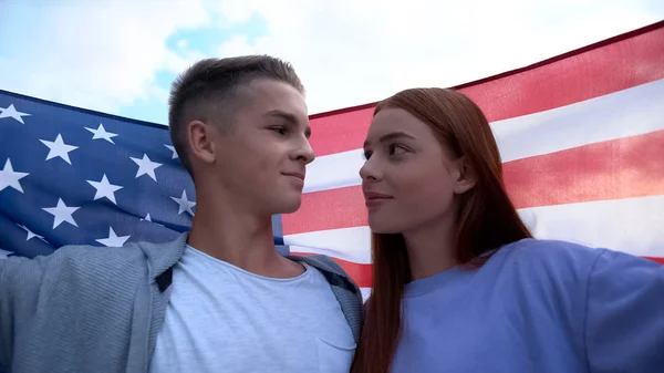 Amare Gli Studenti Coppia Guardando Altro Tenendo Bandiera Americana Giovani — Foto Stock