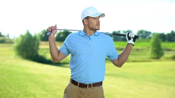 Neşeli Erkek Oyuncu Omuzarkasında Golf Kulübü Tutan Spor Oyunu Başlatmak — Stok fotoğraf