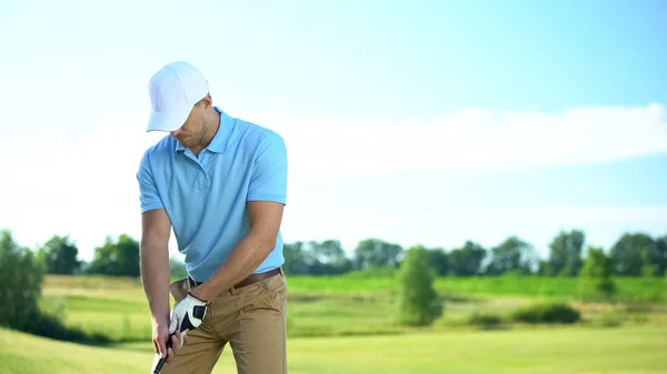 若い男性選手はゴルフコースでボールを打つ準備ができて 気配りのあるゴルファー競争 — ストック写真