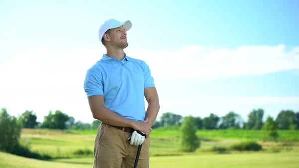 Sonriente Golfista Hombre Con Club Mano Regocijo Tiro Exitoso Victoria — Foto de Stock