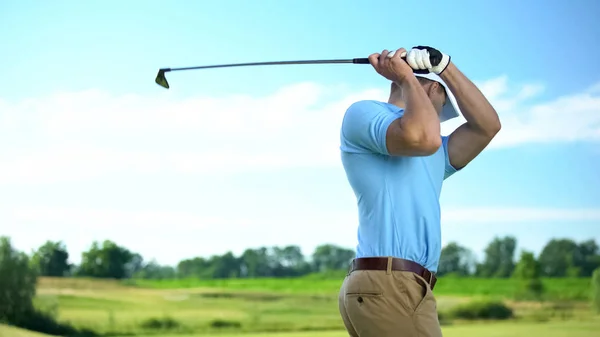 Mies Golfaaja Lyömällä Pallo Suorittaa Piirtää Asentoon Ammattilaisurheilu Harrastus — kuvapankkivalokuva
