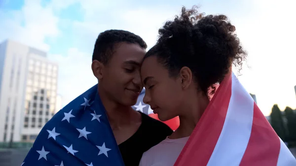 Multiracial Tonåringar Par Vidröra Pannan Täckt Usa Flagga Ömma Känslor — Stockfoto