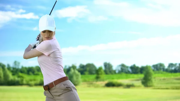 Jugadora Golf Femenina Golpeando Pelota Con Club Curso Entrenamiento Deporte —  Fotos de Stock