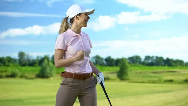 Kvinnlig Golfspelare Slår Bollen Glädjande Lyckad Skott Gester Tecken — Stockfoto