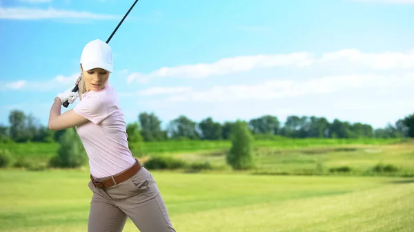 Slanke Vrouw Met Golfclub Presteren Swing Hitting Bal Luxe Hobby — Stockfoto