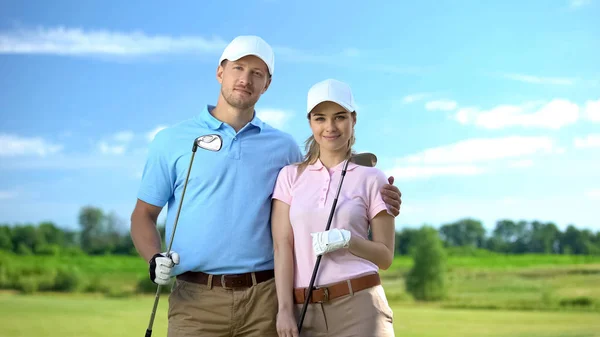 Attractive Couple Golfers Clubs Posing Camera Course Sport School — Stock Photo, Image