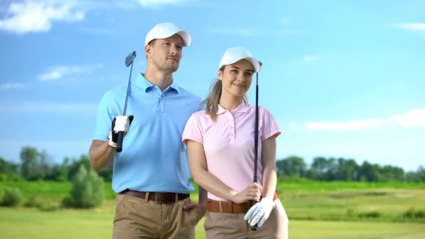 Joueuses Golf Confiantes Hommes Femmes Avec Des Clubs Qui Regardent — Photo