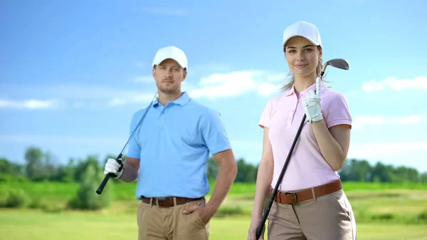 Gyönyörű Női Golf Klub Sport Edzője Mosolyogva Kamera Ingyenes Tanulságok — Stock Fotó