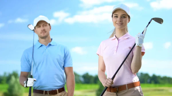 Jovem Golfista Feminina Com Parceiro Segurando Clubes Sorrindo Câmera Recreação — Fotografia de Stock