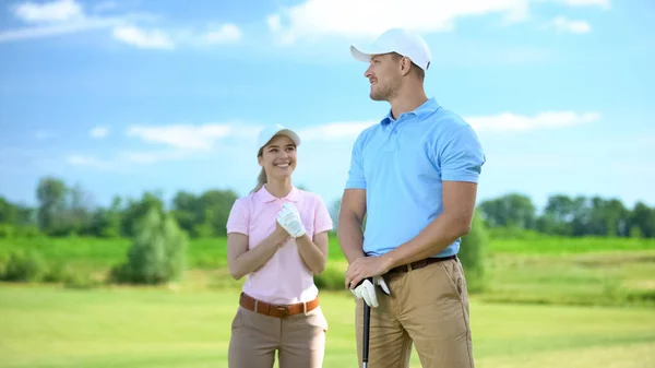 Feminino Golfista Regozijando Masculino Parceiro Golfe Jogo Vitória Tiro Bem — Fotografia de Stock