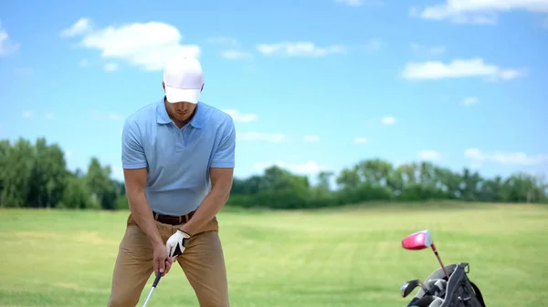 Erfahrener Männlicher Golfer Schlägt Ball Auf Dem Platz Training Vor — Stockfoto