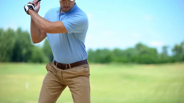 Ernsthafter Golfer Schlägt Ball Rückschwungposition Und Bereitet Sich Auf Den — Stockfoto