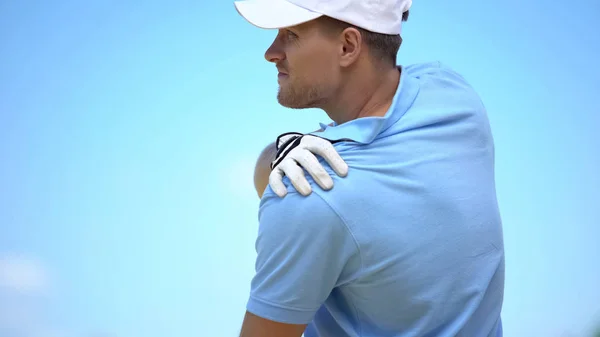 男子高尔夫球手在肩部 运动和健康方面遭受可怕的痛苦 — 图库照片