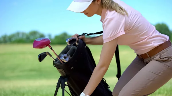 Golfeuse Mettant Sac Sport Sur Parcours Préparant Pour Compétition Sport — Photo