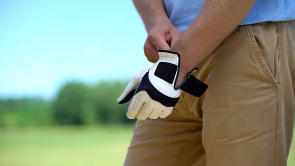 Mannelijke Golfer Draagt Kwalitatieve Witte Handschoen Bereidt Zich Voor Spelen — Stockfoto